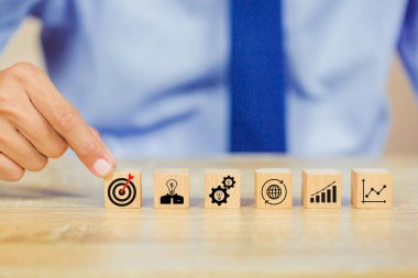 İş ellerinin ahşap bloğu düzenlemesi. Hedef, fikir, liderlik, zaman yönetimi, Bilgi, Girişim, İnsan İlişkileri içeren iş stratejisi ikonu