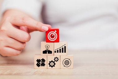 İş ellerinin ahşap bloğu düzenlemesi. Hedef, fikir, liderlik, zaman yönetimi, Bilgi, Girişim, İnsan İlişkileri içeren iş stratejisi ikonu