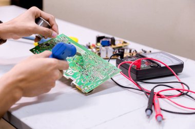 Ellerinizi kapatın. Ellerinizi tutun. Alet tamiratı elektronik üretim hizmetleri, elektronik cihazların onarımı, teneke lehimleme parçaları..