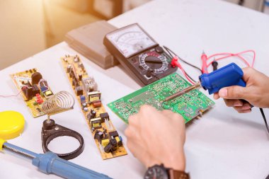 Ellerinizi kapatın. Ellerinizi tutun. Alet tamiratı elektronik üretim hizmetleri, elektronik cihazların onarımı, teneke lehimleme parçaları..