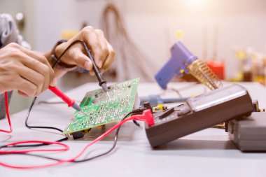 Ellerinizi kapatın. Ellerinizi tutun. Alet tamiratı elektronik üretim hizmetleri, elektronik cihazların onarımı, teneke lehimleme parçaları..