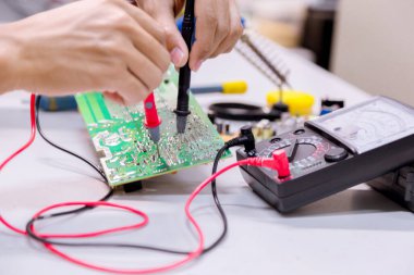 Ellerinizi kapatın. Ellerinizi tutun. Alet tamiratı elektronik üretim hizmetleri, elektronik cihazların onarımı, teneke lehimleme parçaları..