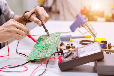 Ellerinizi kapatın. Ellerinizi tutun. Alet tamiratı elektronik üretim hizmetleri, elektronik cihazların onarımı, teneke lehimleme parçaları..