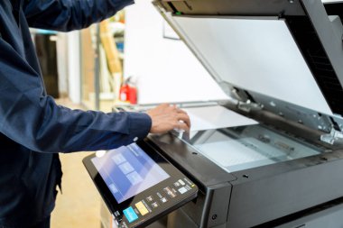 Meşgul adam. Yazıcı paneli, yazıcı tarayıcısı lazer ofis fotokopi makinesi malzemeleri üzerindeki El düğmesine bas. Konsept başlat.