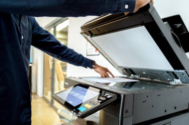 Meşgul adam. Yazıcı paneli, yazıcı tarayıcısı lazer ofis fotokopi makinesi malzemeleri üzerindeki El düğmesine bas. Konsept başlat.