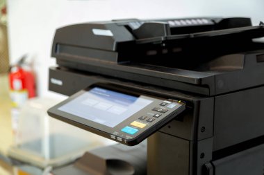 Ofis odasındaki yazıcının kağıtlarını kapat..