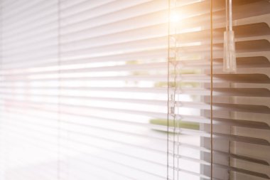 Evin içinden güneş ışığı perdeleri geliyor..