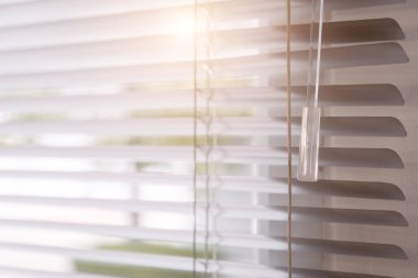 Evin içinden güneş ışığı perdeleri geliyor..