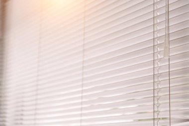 Evin içinden güneş ışığı perdeleri geliyor..