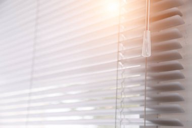 Evin içinden güneş ışığı perdeleri geliyor..