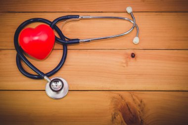 Kırmızı kalbi ve steyoskopu eski ahşap masa ve dünya sağlık günü ve sağlık teknolojisi konsepti, klasik ton - Görüntü