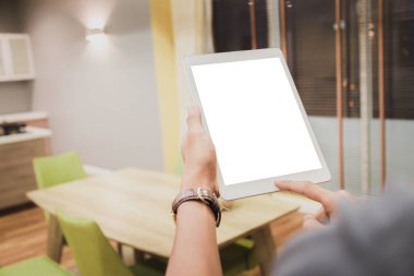 İş adamlarının ellerindeki taklit tablet. Arka planı bulanık olan boş bir ekran. Görüntü - Görüntü