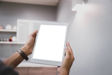 İş adamlarının ellerindeki taklit tablet. Arka planı bulanık olan boş bir ekran. Görüntü - Görüntü