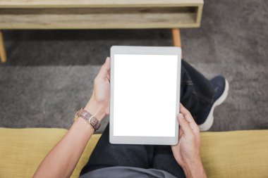 İş adamlarının ellerindeki taklit tablet. Arka planı bulanık olan boş bir ekran. Görüntü - Görüntü