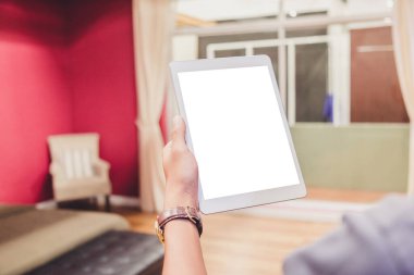 İş adamlarının ellerindeki taklit tablet. Arka planı bulanık olan boş bir ekran. Görüntü - Görüntü