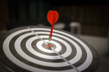 Red Dart hedef okları hedef alınarak hedef alınıyor, hedef pazarlama ve iş başarısı kavramı - görüntü