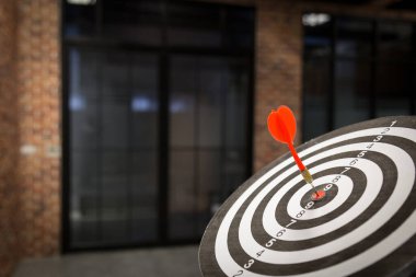 Red Dart hedef okları hedef alınarak hedef alınıyor, hedef pazarlama ve iş başarısı kavramı - görüntü