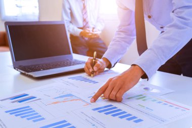 İş ekibi toplantı odasında fikirleri tartışıyor ve kâr özeti hakkında plan yapıyor..