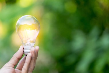 El ele tutuşan ampul, yenilenebilir enerji kaynakları, doğal enerji kavramı.