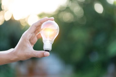El ele tutuşan ampul, yenilenebilir enerji kaynakları, doğal enerji kavramı.