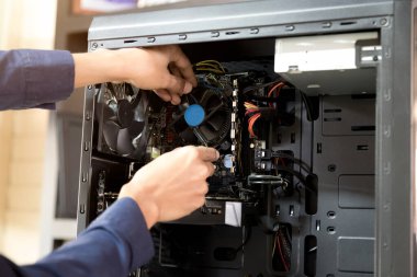 Bilgisayarları tamir etmek için tornavidası olan bir teknisyen, servis bilgisayarı kavramı .