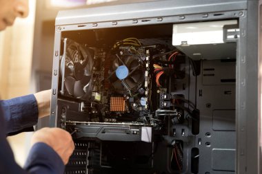 Bilgisayarları tamir etmek için tornavidası olan bir teknisyen, servis bilgisayarı kavramı .