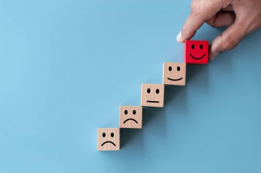 Üst görünümü kapat. Tahta küpten gülen yüz seç. Hizmet derecesi, tatmin konsepti..