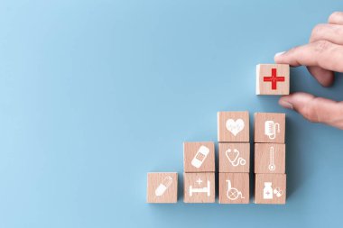 Sağlık Sigortası Konsepti, ahşap blokların sağlık hizmetleri için ikon sağlık hizmeti ile el düzenlemesi.