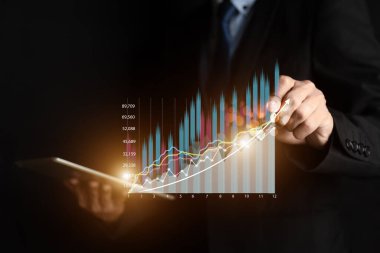 İşadamı ya da tüccar artan bir sanal hologram stoku gösteriyor, ticarete yatırım. planlama ve strateji, borsa, iş büyümesi, ilerleme veya başarı kavramı.