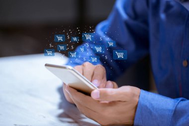 Akıllı telefon kullanımı, alışveriş arabası simgesi, satış hacmi artışı iş büyümesi ve çevrimiçi alışveriş kavramı.