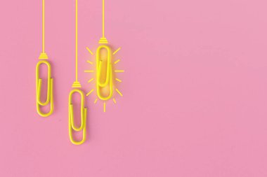 Kağıt ataç, düşünme, yaratıcılık, mavi arka planda ampul, yeni fikirler kavramı ile harika fikirler..