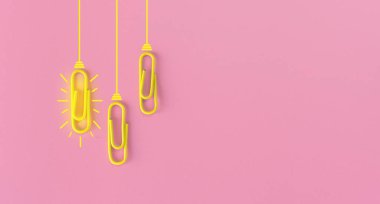 Kağıt ataç, düşünme, yaratıcılık, mavi arka planda ampul, yeni fikirler kavramı ile harika fikirler..