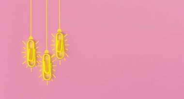 Kağıt ataç, düşünme, yaratıcılık, mavi arka planda ampul, yeni fikirler kavramı ile harika fikirler..