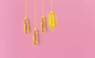 Kağıt ataç, düşünme, yaratıcılık, mavi arka planda ampul, yeni fikirler kavramı ile harika fikirler..