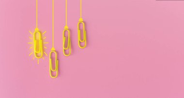 Kağıt ataç, düşünme, yaratıcılık, mavi arka planda ampul, yeni fikirler kavramı ile harika fikirler..