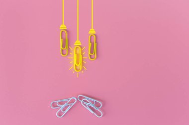 Kağıt ataç, düşünme, yaratıcılık, mavi arka planda ampul, yeni fikirler kavramı ile harika fikirler..