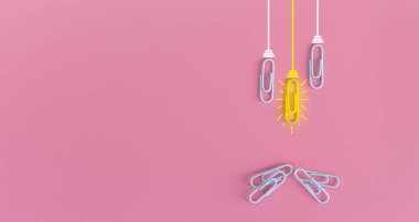 Kağıt ataç, düşünme, yaratıcılık, mavi arka planda ampul, yeni fikirler kavramı ile harika fikirler..