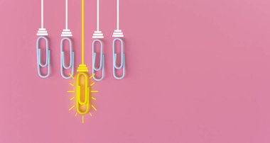 Kağıt ataç, düşünme, yaratıcılık, mavi arka planda ampul, yeni fikirler kavramı ile harika fikirler..