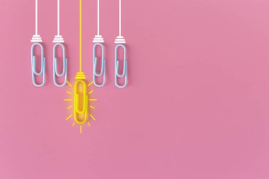 Kağıt ataç, düşünme, yaratıcılık, mavi arka planda ampul, yeni fikirler kavramı ile harika fikirler..