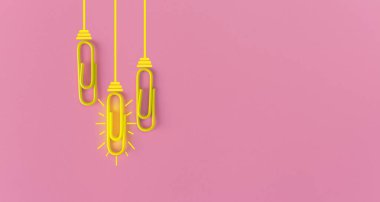 Kağıt ataç, düşünme, yaratıcılık, mavi arka planda ampul, yeni fikirler kavramı ile harika fikirler..