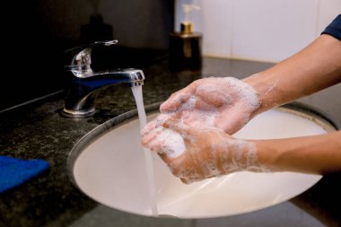 Covid-19 virüsünün önlenmesi için sabuncuyla el yıkamak, hijyen, covid-19virus yaymayı durdurmak için..