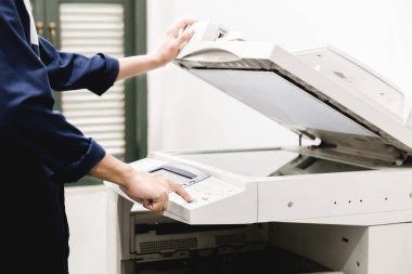İş adamları tuş takımları yazıcı, yazıcı, tarayıcı, lazer fotokopi makinesi, ofis ekipmanları, konsept üzerinde çalışmaya başlayın.