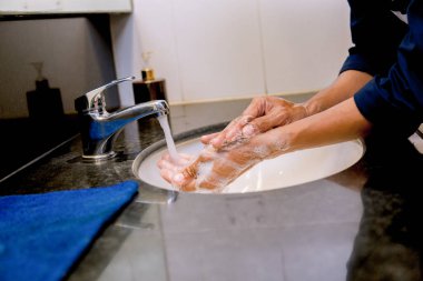 Covid-19 virüsünün önlenmesi için sabuncuyla el yıkamak, hijyen, covid-19virus yaymayı durdurmak için..