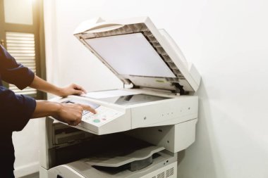 İş adamları tuş takımları yazıcı, yazıcı, tarayıcı, lazer fotokopi makinesi, ofis ekipmanları, konsept üzerinde çalışmaya başlayın.