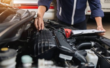 Otomobil tamircisi elleri ingiliz anahtarı, araba servisi ve bakımı ile bir araba motoru otomotiv atölyesini tamir ediyor..