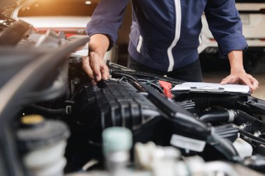Otomobil tamircisi elleri ingiliz anahtarı, araba servisi ve bakımı ile bir araba motoru otomotiv atölyesini tamir ediyor..