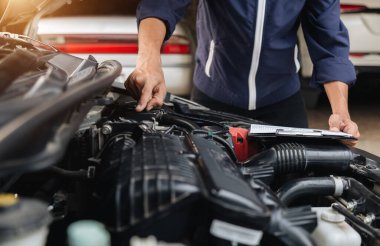 Otomobil tamircisi elleri ingiliz anahtarı, araba servisi ve bakımı ile bir araba motoru otomotiv atölyesini tamir ediyor..