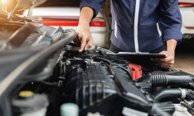 Otomobil tamircisi elleri ingiliz anahtarı, araba servisi ve bakımı ile bir araba motoru otomotiv atölyesini tamir ediyor..