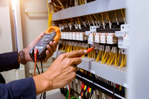 Měření Elektrikářem Multimetrem Testování Proudu Elektrické Ovládacím Panelu — Stock fotografie