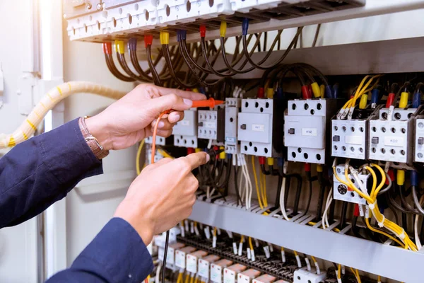 Medições Eletricista Com Corrente Teste Multímetro Elétrica Painel Controle — Fotografia de Stock